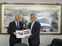 Prof. Michael Hui (left), Pro-Vice-Chancellor of CUHK and Mr. Zhang Jianming (right), Executive Vice Chairman of the University Council of Renmin University